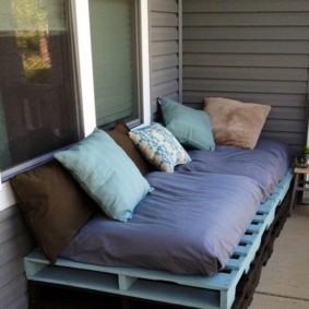 A bed of old pallets on the loggia