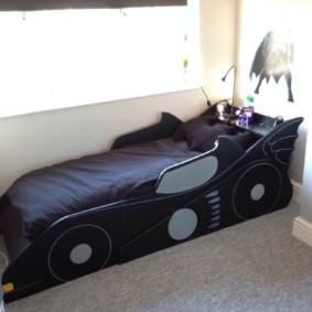 Car-shaped crib