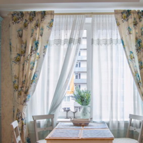 Sala da pranzo davanti alla finestra della cucina