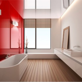 Intérieur de salle de bain rouge et blanc avec fenêtre