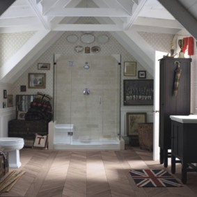 Intérieur d'une salle de bain dans une maison de campagne