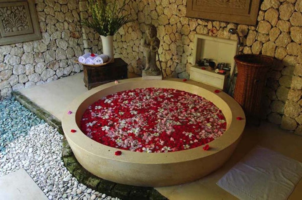 Rose petals sa banyo para sa dalawa