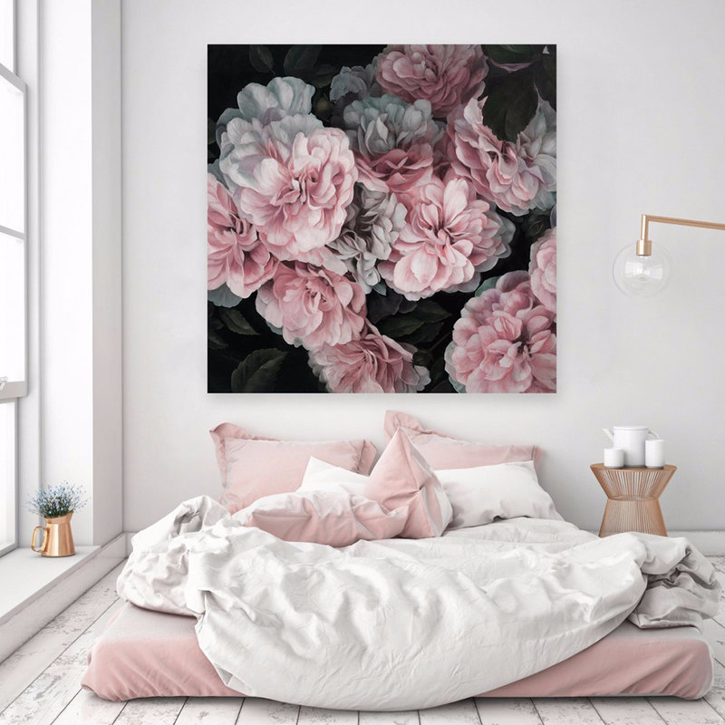 Fleurs de pivoines dans une photo dans une chambre