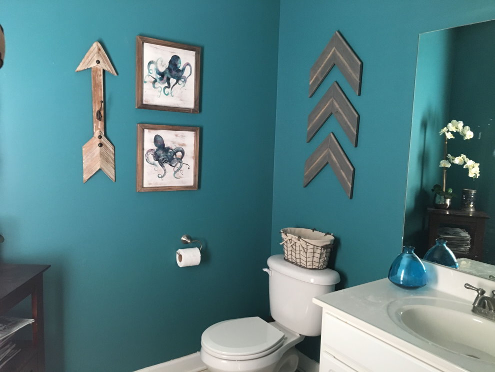 Peintures sur le mur turquoise dans les toilettes