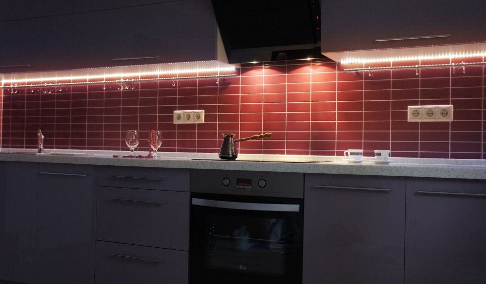 Illuminazione del piano di lavoro in cucina con grembiule in ceramica