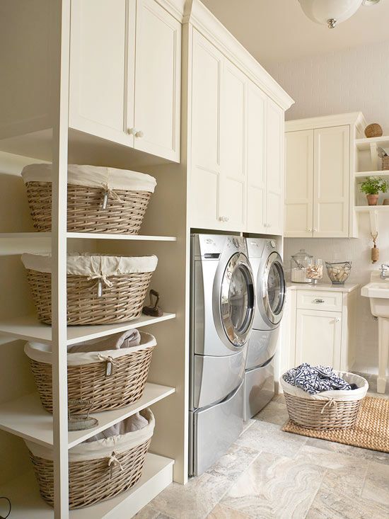 panier à linge dans la salle de bain