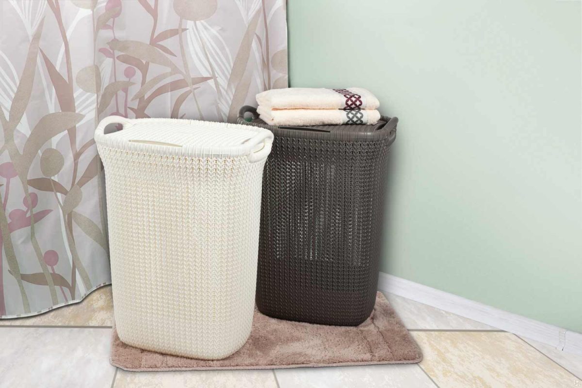 panier à linge dans la salle de bain