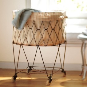 panier à linge dans l'intérieur de la salle de bain