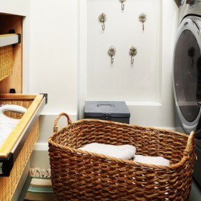 panier à linge dans la salle de bain