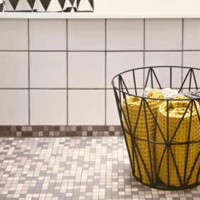 panier à linge dans la salle de bain