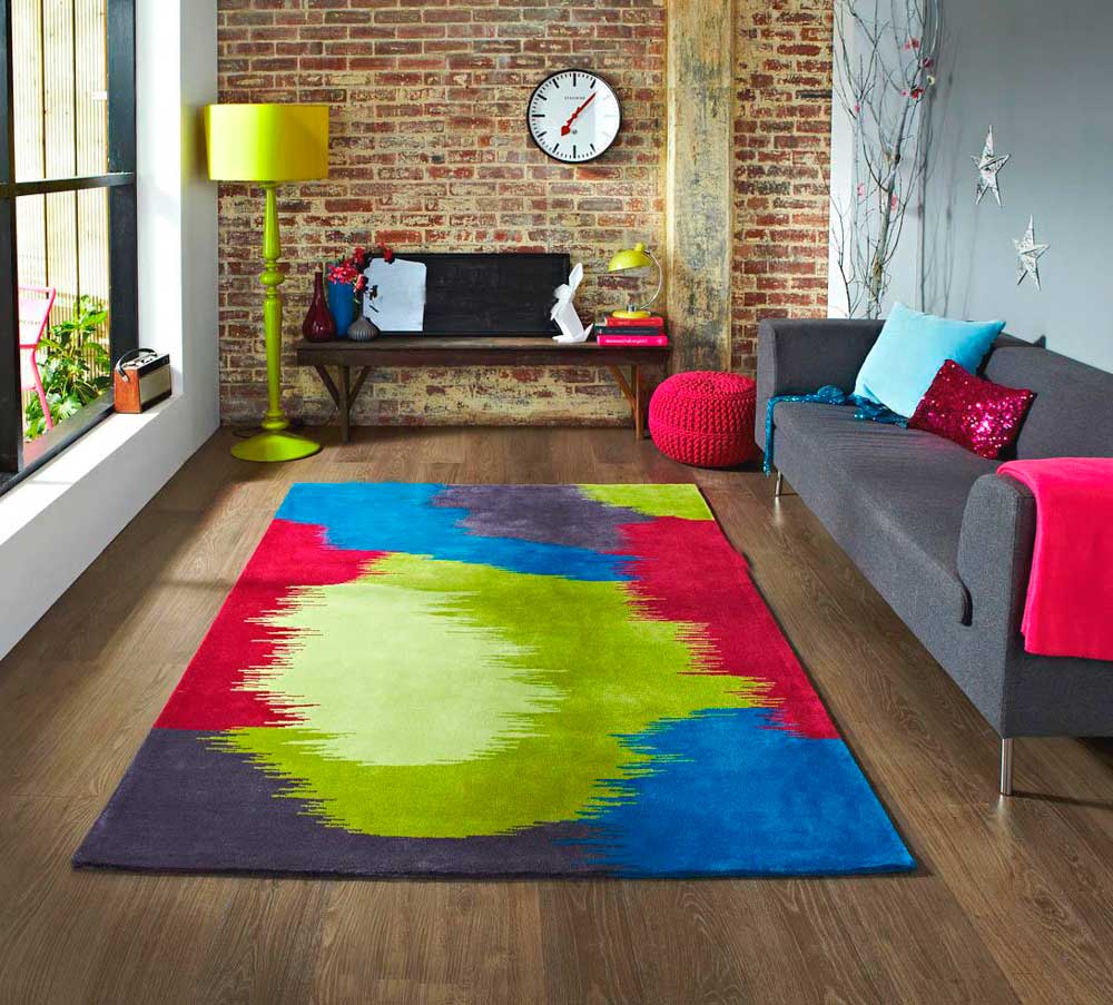 Tapis lumineux devant un canapé gris dans le salon