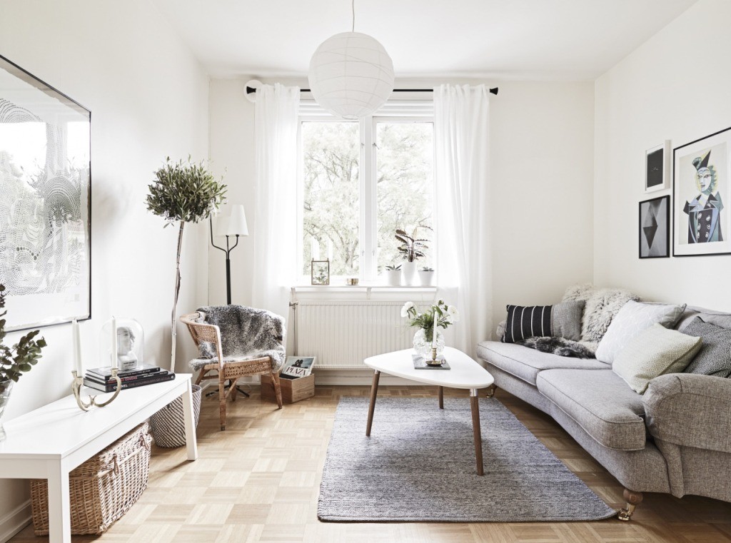 Rideaux blancs sur la fenêtre d'un appartement de style scandinave