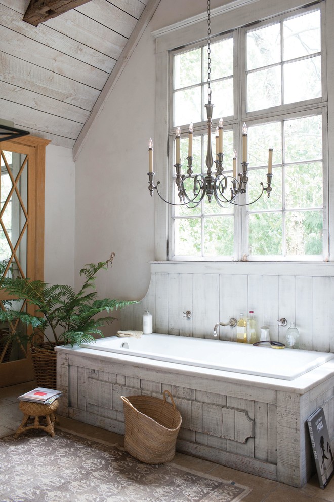 Lustre en forme de lustre dans la salle de bain d'une maison rurale