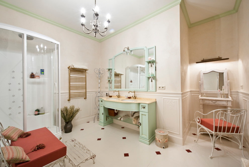 Intérieur de salle de bain de style provençal avec lustre