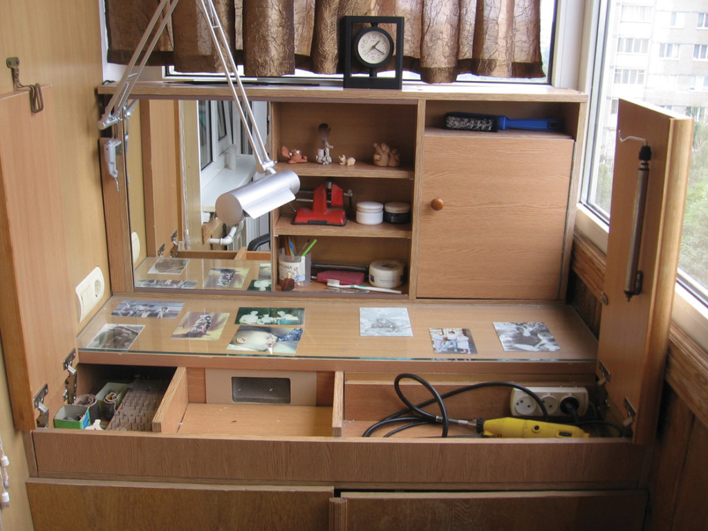 Atelier sur un petit balcon d'un appartement en ville