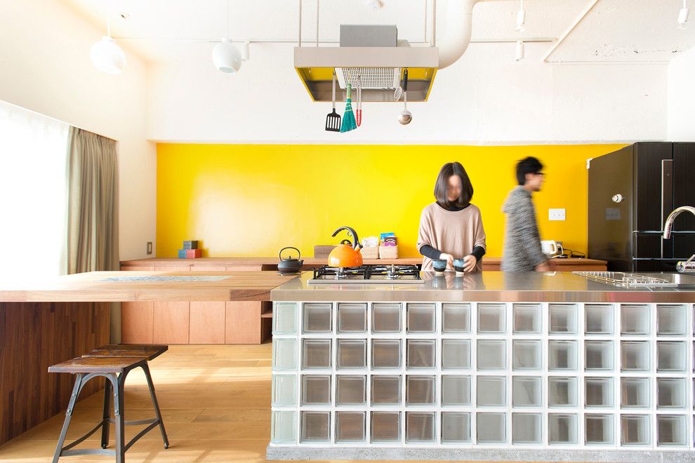 Îlot de cuisine en verre avec plan de travail en bois