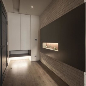 Niche pour décor dans un couloir étroit