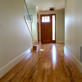 Parquet dans le hall avec escalier