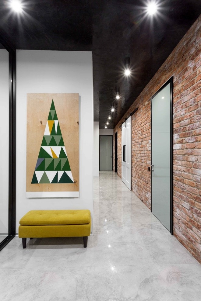 Black ceiling in the entrance hall with self-leveling floor