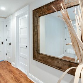 wall mirror in the hallway decor ideas