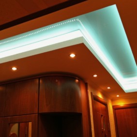 soffitto teso nelle idee di design del corridoio