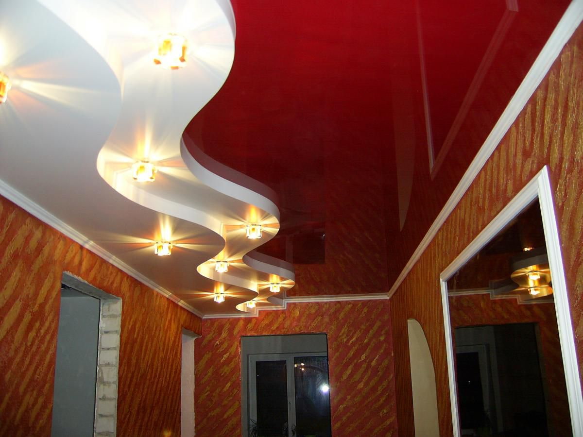 plafond tendu rouge dans le hall