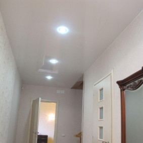 plafond tendu dans le couloir types de conception