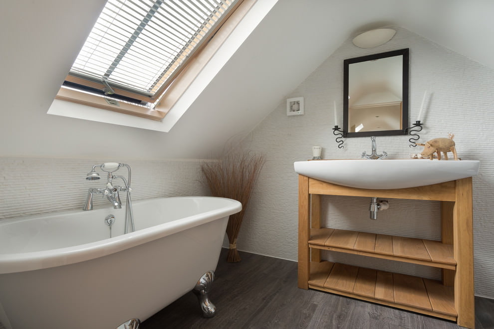 Salle de bain mansardée avec puits de lumière