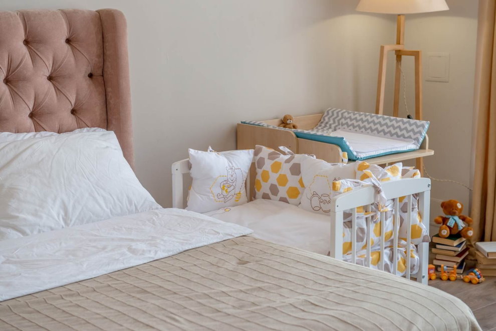 Intérieur d'une chambre adulte avec table à langer