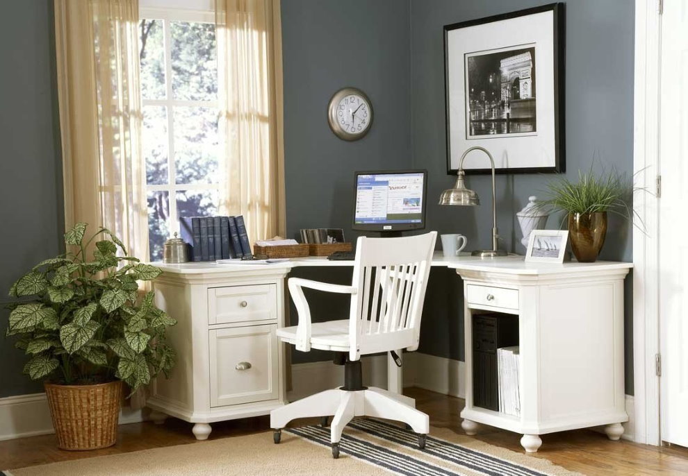 Corner desk in the bedroom