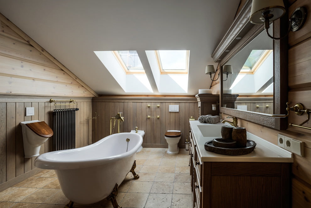 Plancher de céramique dans la salle de bain de la maison avec grenier