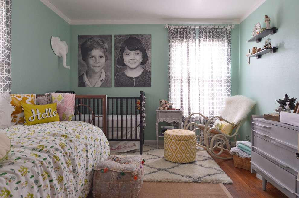 Portraits de parents sur le mur de la chambre avec un berceau