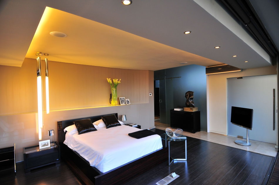 Layered ceiling in the Art Nouveau bedroom