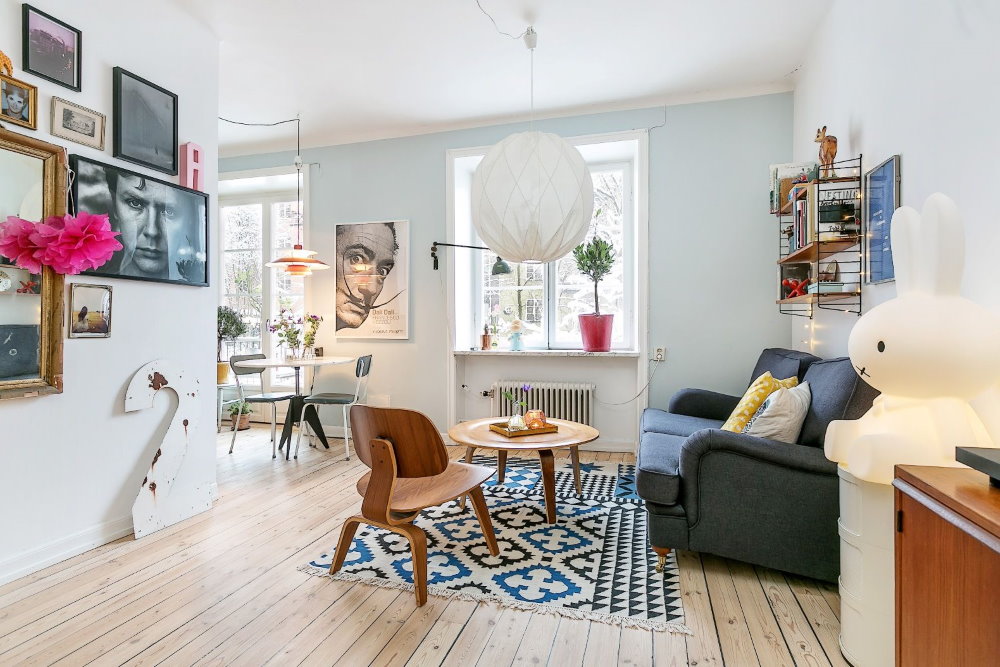 Décor lumineux d'un studio avec des murs blancs