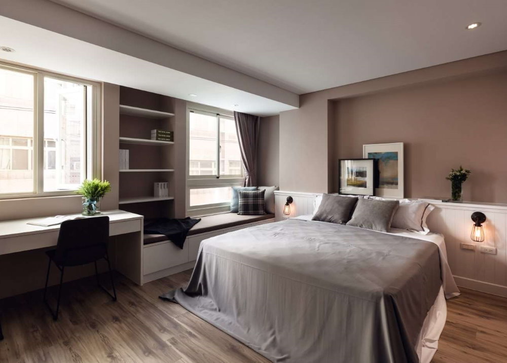 Gray bedspread in the study bedroom