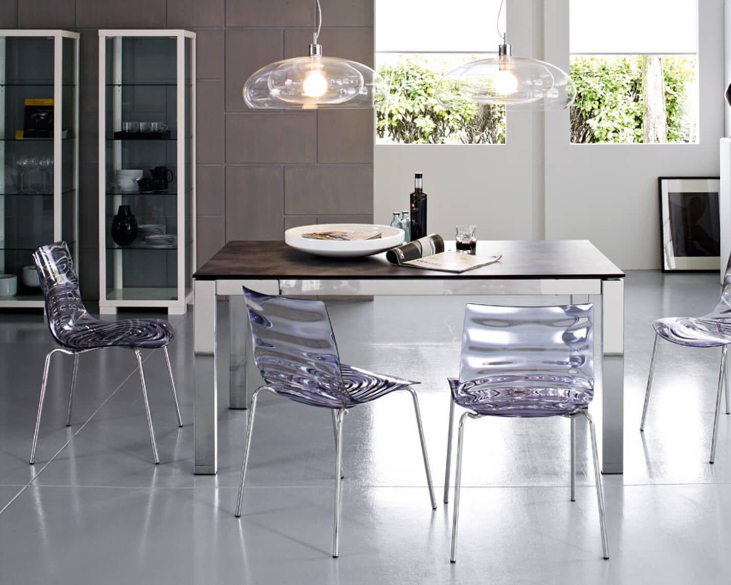 salle à manger pour les chaises en verre de la cuisine