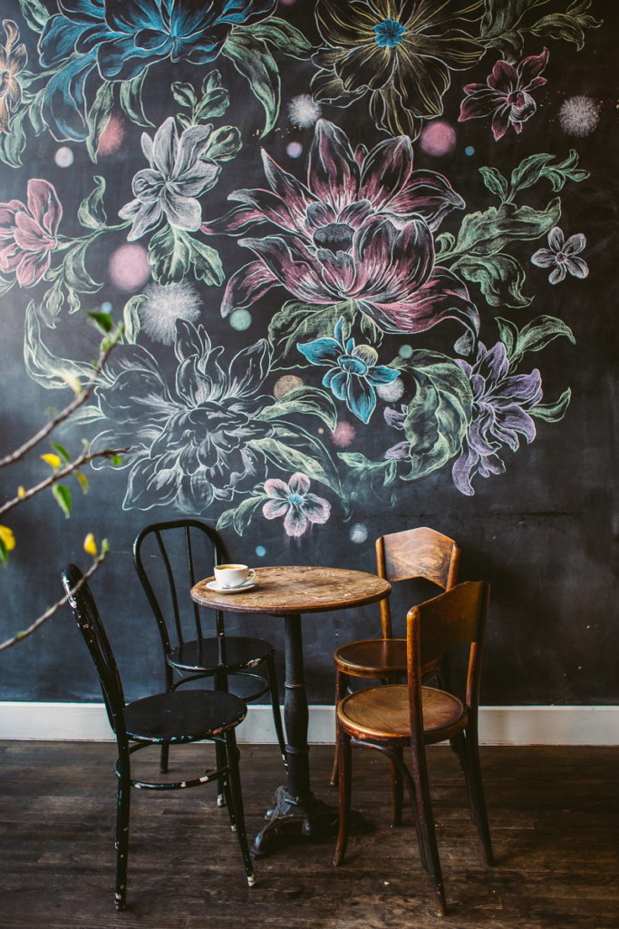 Craie de couleur sur le mur dans la salle à manger de la cuisine