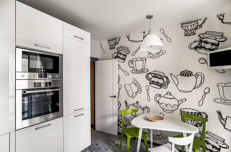 Dessins en noir et blanc de plats sur le mur de la cuisine