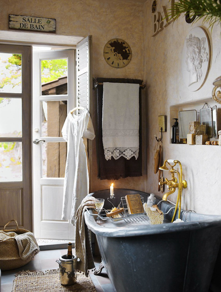 Baignoire vintage dans la chambre avec une porte battante