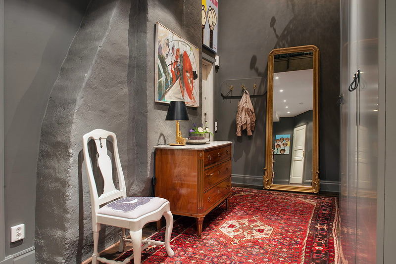 Hallway floor mirror with gray walls