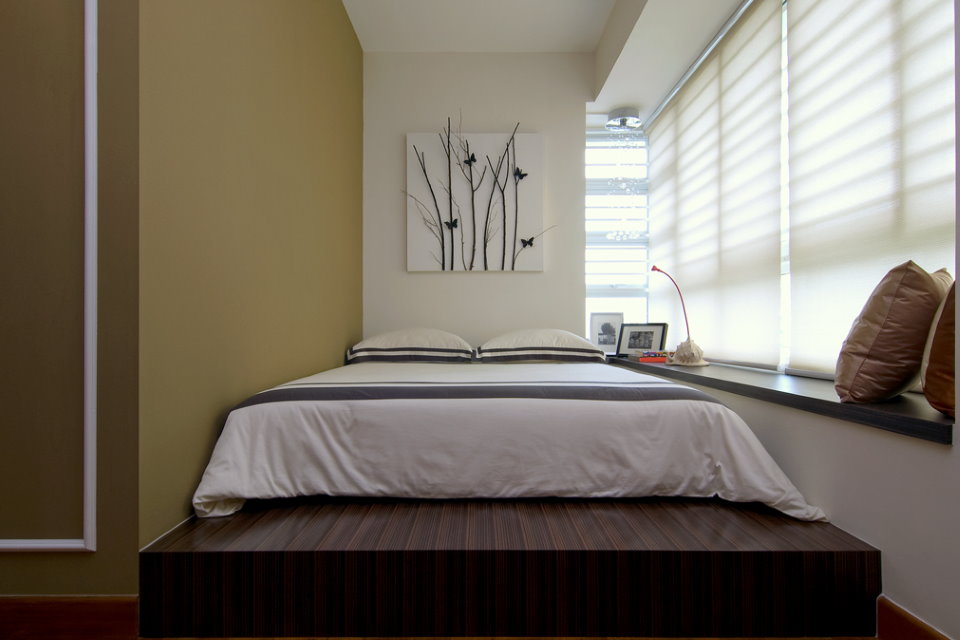 Bed on the podium in the apartment's loggia