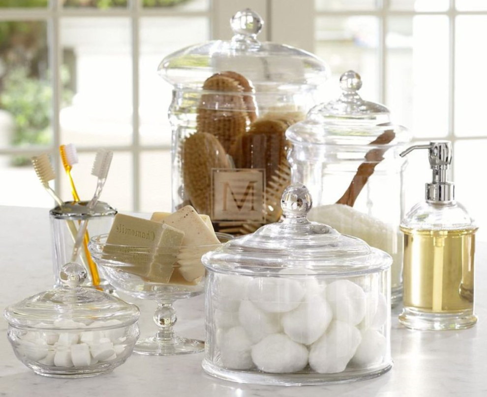 Pots de verre transparent à l'intérieur de la salle de bain