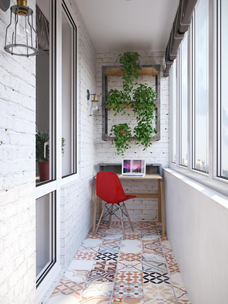 Table d'ordinateur sur un balcon confortable