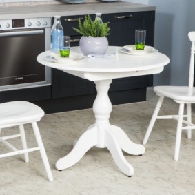 table sur une jambe pour le décor de la cuisine