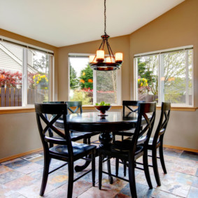 table sur une jambe pour la photo de l'intérieur de la cuisine