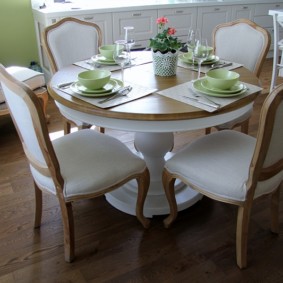 table sur une jambe pour la photo de l'intérieur de la cuisine