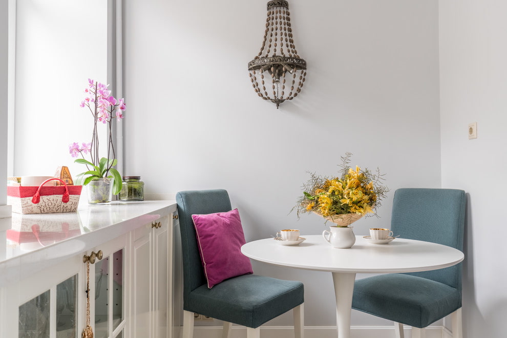 table sur une jambe pour la photo de la cuisine