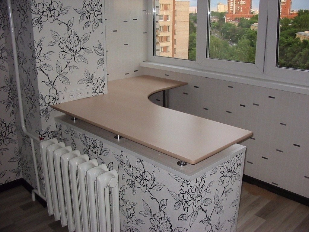 Radiateur en fonte sur le mur entre la cuisine et le balcon