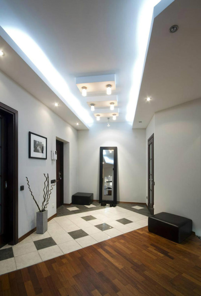 Plafond lumineux dans le couloir