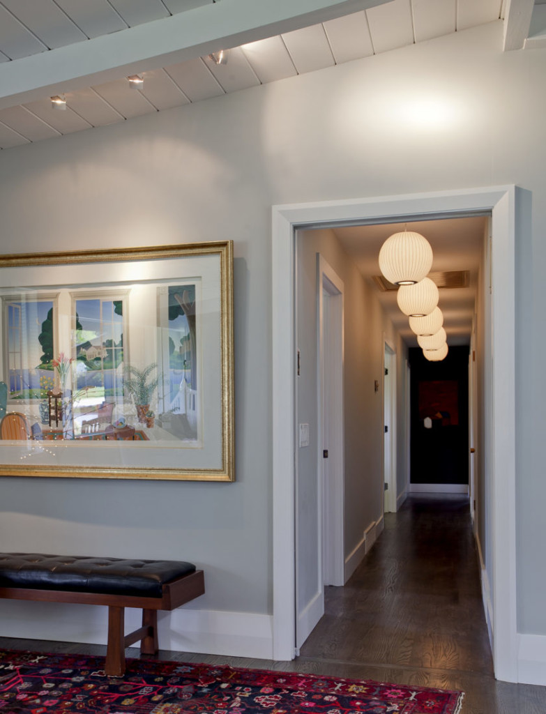 Lampes en forme de boule au plafond d'un couloir étroit